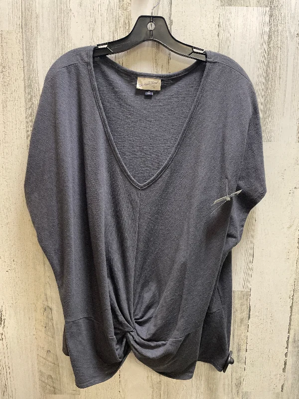 Top Short Sleeve By Universal Thread In Grey, Size: 2x